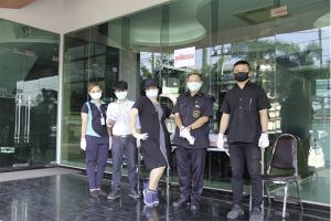 การตั้งจุดตรวจคัดกรอง และวัดอุณหภูมิร่างกายพนักงานก่อนเข้าปฏิบัติงานทุกครั้ง