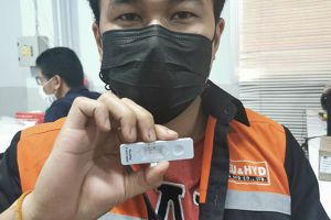 พนักงานตรวจ ATK ก่อนเข้าให้บริการลูกค้า พนักงานตรวจ ATK ก่อนเข้าให้บริการลูกค้า